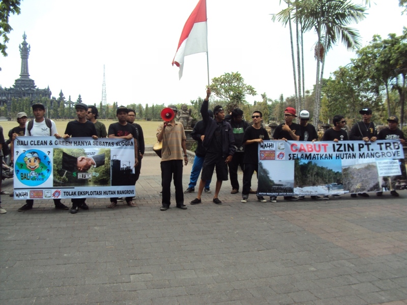 aksi KEKAL BAli di depan kantor Gubernur Bali